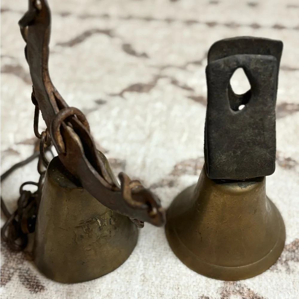 2 vintage cow bells - Picture 4 of 7